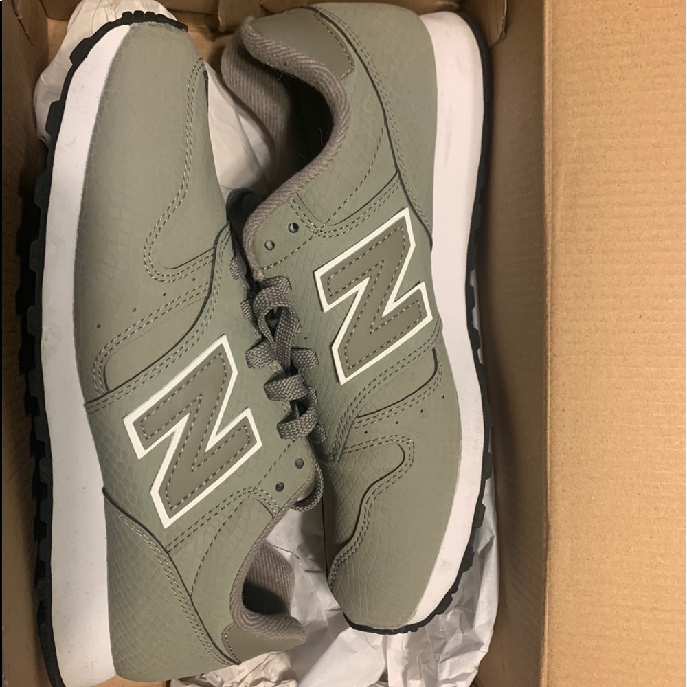 ✨NEVER WORN✨ New Balance Classic Sneakers